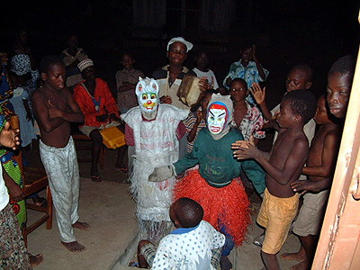 『カレタ』で踊る子供たち