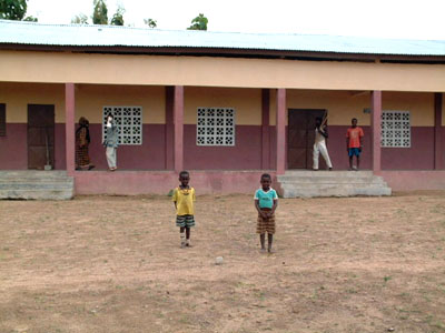 江戸小学校の校舎と近所の子供