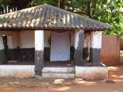 ブードゥー教の祈祷所が白い幕の奥にあります。