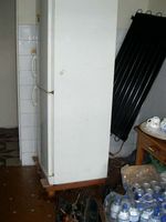 壊れた冷蔵庫を修理中です